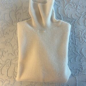 C by Bloomingdale’s cashmere turtleneck NWOT